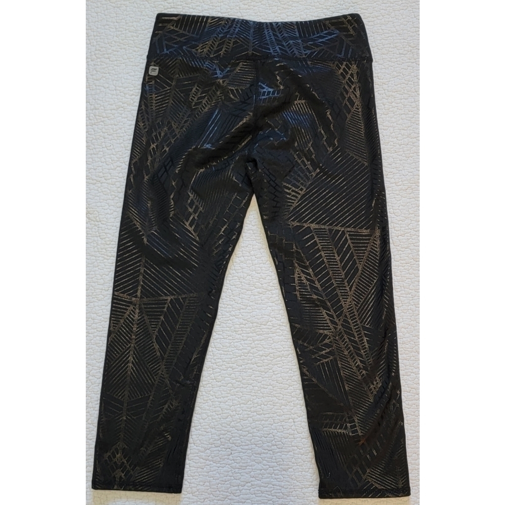 Fabletics Define Mid-Rise Capri - Picture 2 of 4
